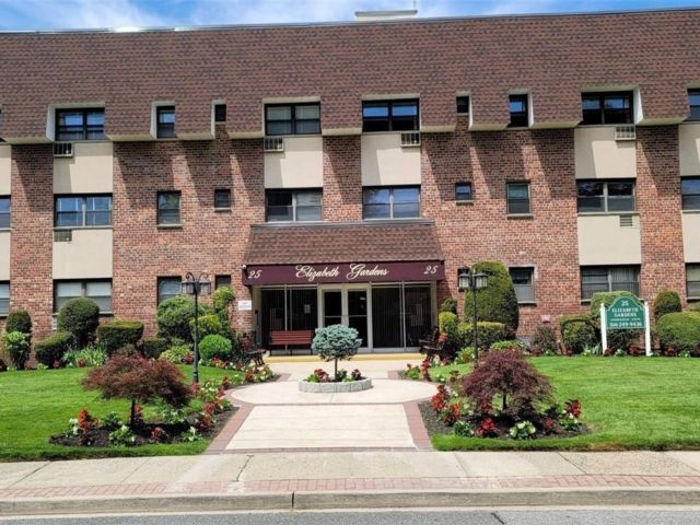  1 BR,  1.00 BTH &nbsp;Mid-rise style home in Farmingdale