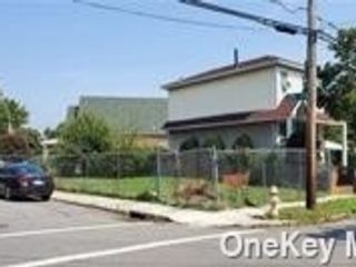 Lot <b>Size:</b> 15x90.5 &nbsp;Land style home in New York