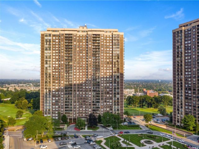  3 BR,  4.00 BTH &nbsp;High rise style home in Floral Park
