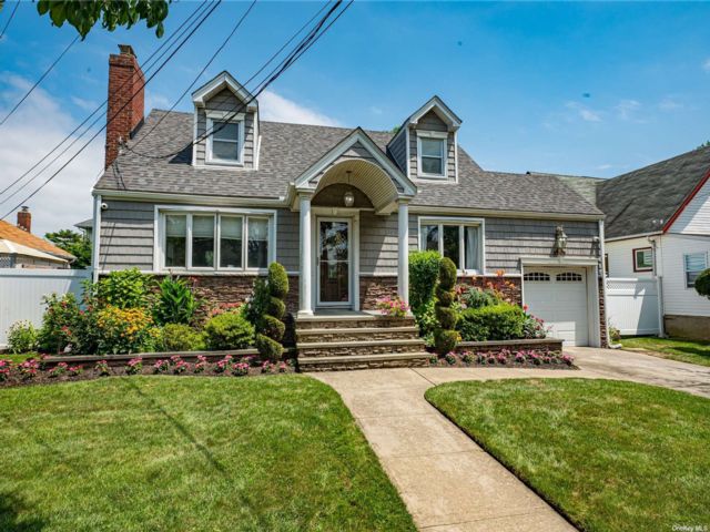  4 BR,  2.00 BTH &nbsp;Exp cape style home in Freeport