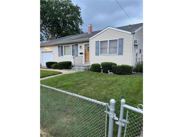 [Lindenhurst Real Estate, listing number 2459694]