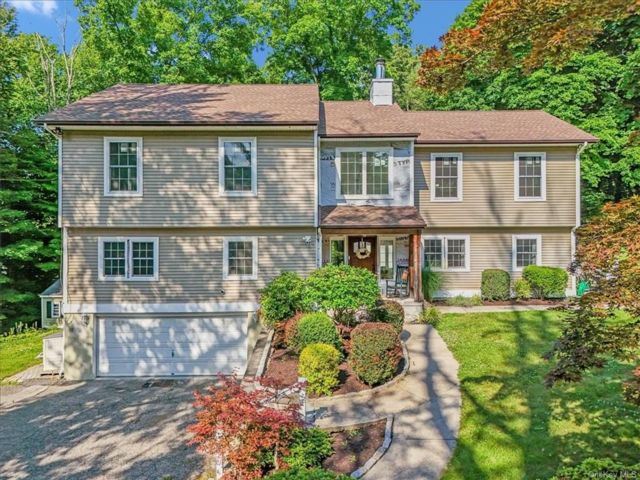  2 BR,  2.00 BTH &nbsp;Colonial style home in Brewster