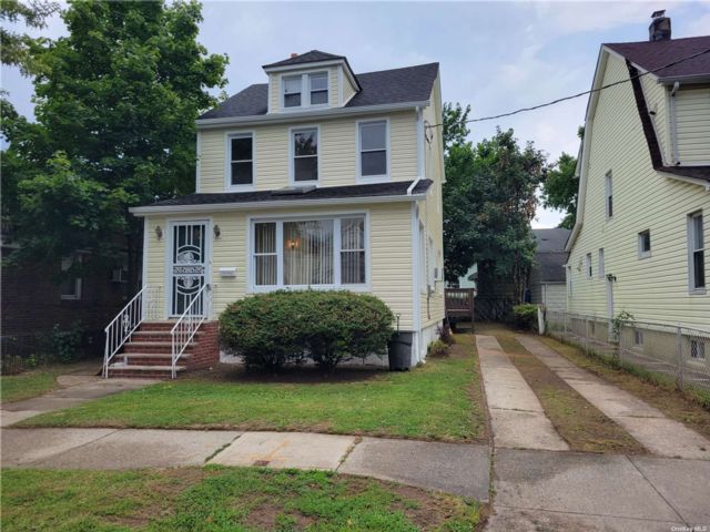  3 BR,  3.00 BTH &nbsp;Colonial style home in Fresh Meadows