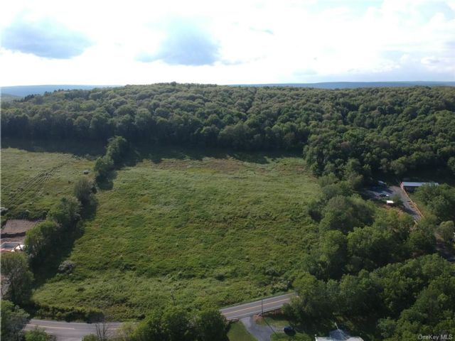 Lot <b>Size:</b>  &nbsp;Land style home in Greenville