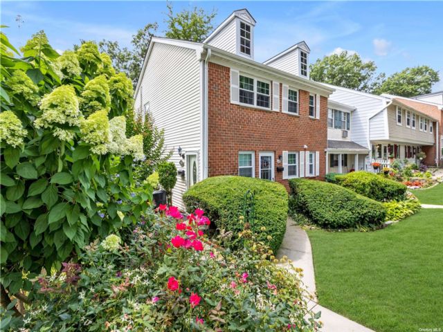  1 BR,  1.00 BTH &nbsp;Garden style home in Hauppauge