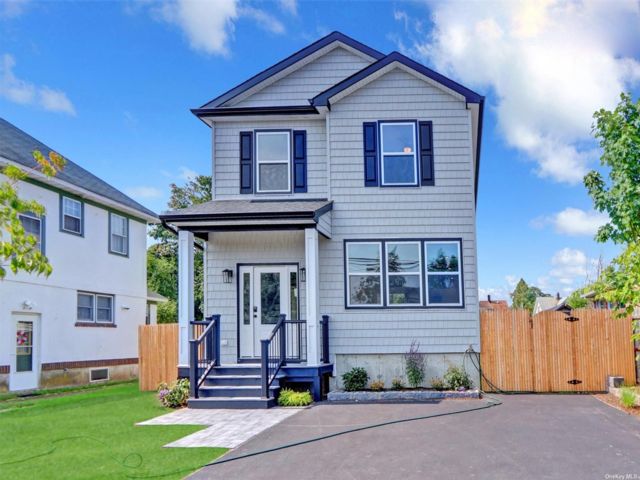  3 BR,  3.00 BTH &nbsp;Colonial style home in Islip