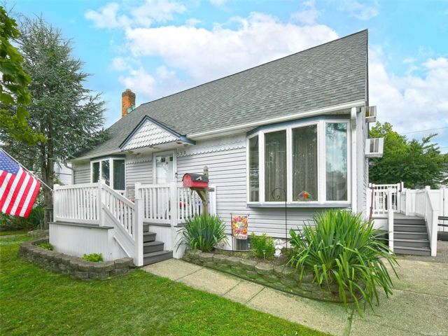  3 BR,  3.00 BTH &nbsp;Cape cod style home in Seaford