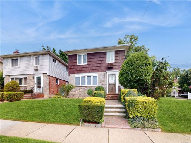  3 BR,  2.00 BTH &nbsp;Colonial style home in Bayside