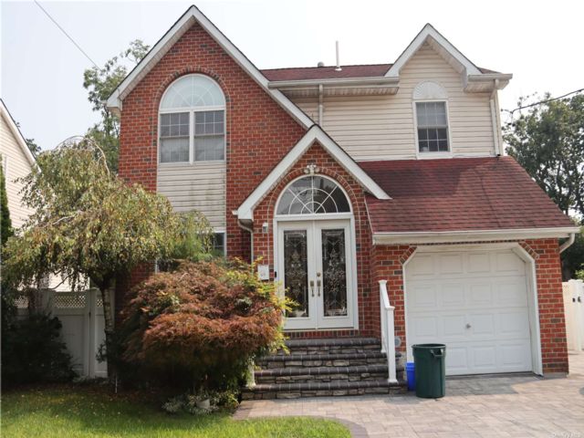  3 BR,  3.00 BTH &nbsp;Colonial style home in Roosevelt