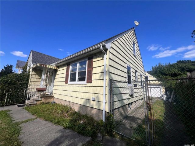  6 BR,  5.00 BTH &nbsp;Cape cod style home in Bayside