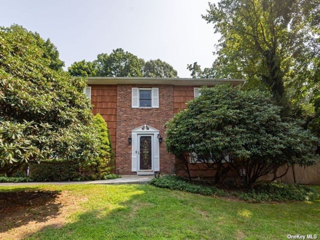  5 BR,  4.00 BTH &nbsp;Colonial style home in Setauket