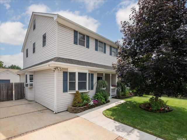  5 BR,  3.00 BTH &nbsp;Colonial style home in Brookhaven