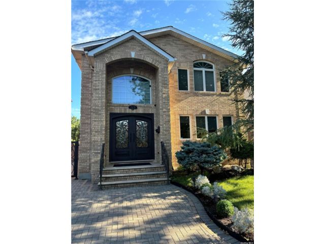  4 BR,  3.00 BTH &nbsp;House style home in New York