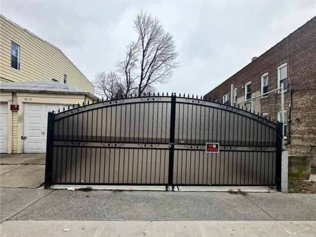 Studio,  0.00 BTH &nbsp;Commercial style home in East Elmhurst