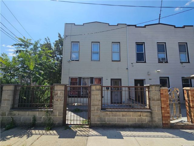  3 BR,  1.00 BTH &nbsp;Two story style home in East New York