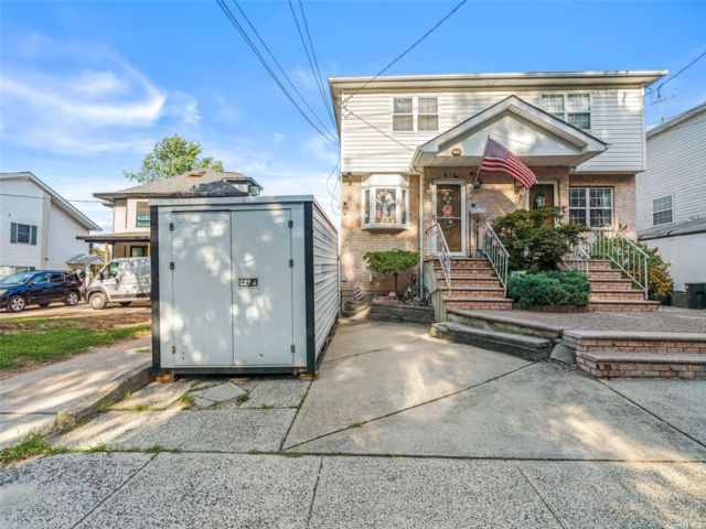  3 BR,  4.00 BTH &nbsp;House style home in New York