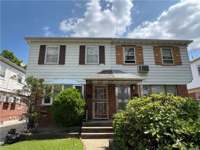  3 BR,  2.00 BTH &nbsp;Colonial style home in Fresh Meadows
