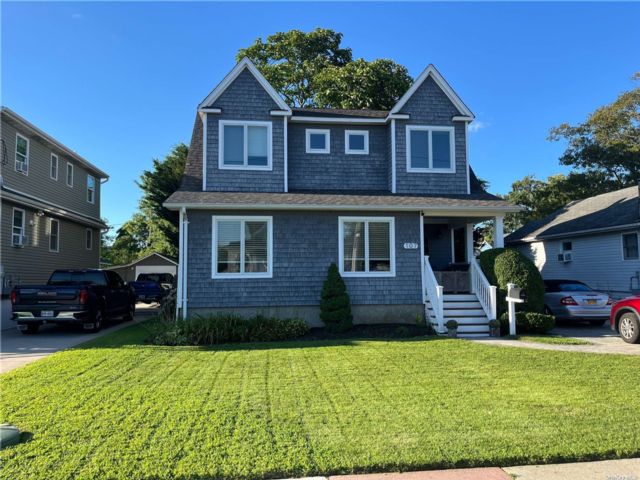  3 BR,  2.00 BTH &nbsp;Two story style home in Patchogue