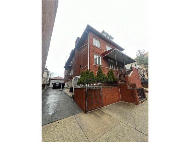  9 BR,  6.00 BTH &nbsp;House style home in Mosholu