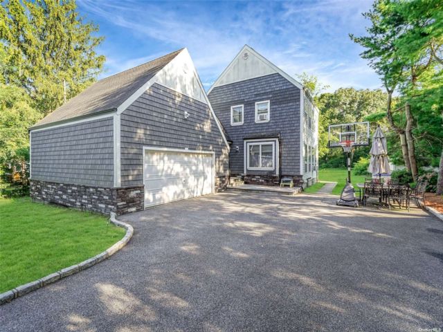  3 BR,  3.00 BTH &nbsp;Colonial style home in Islip Terrace
