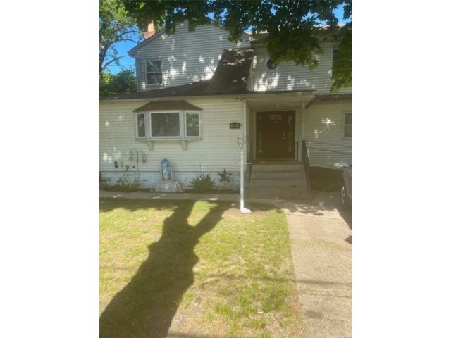  6 BR,  4.00 BTH &nbsp;House style home in Bay Shore