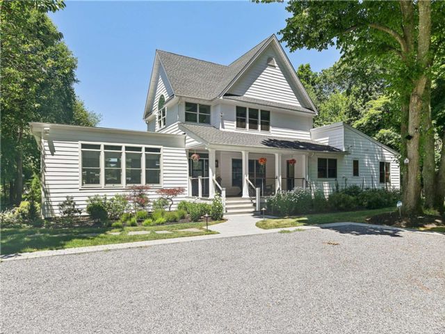  5 BR,  4.00 BTH &nbsp;Contemporary style home in Center Moriches