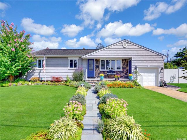  3 BR,  3.00 BTH &nbsp;Exp ranch style home in Massapequa