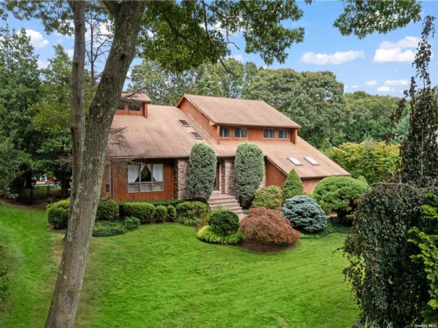  5 BR,  4.00 BTH &nbsp;Colonial style home in East Northport