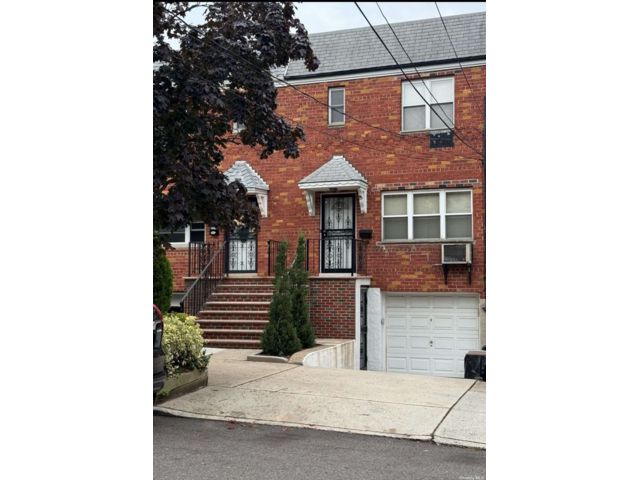  3 BR,  2.00 BTH &nbsp;Other style home in Maspeth
