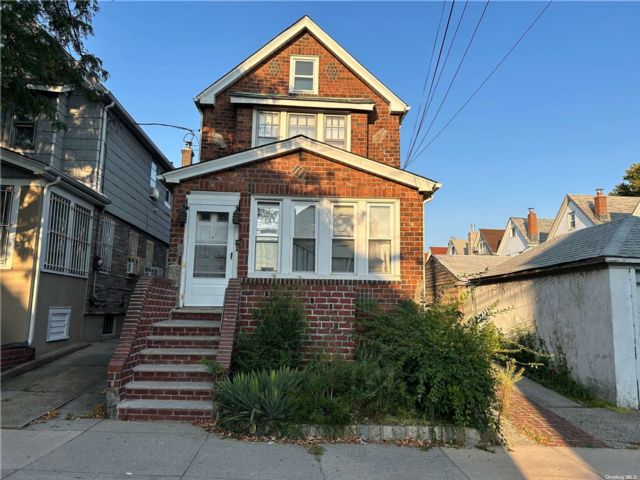  4 BR,  3.00 BTH &nbsp;Colonial style home in New York