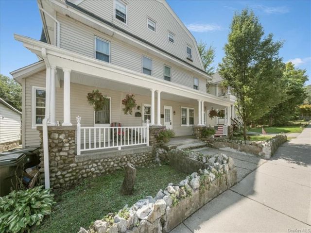  9 BR,  3.00 BTH &nbsp;House style home in Highlands