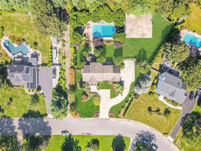  4 BR,  5.00 BTH &nbsp;Colonial style home in Shoreham