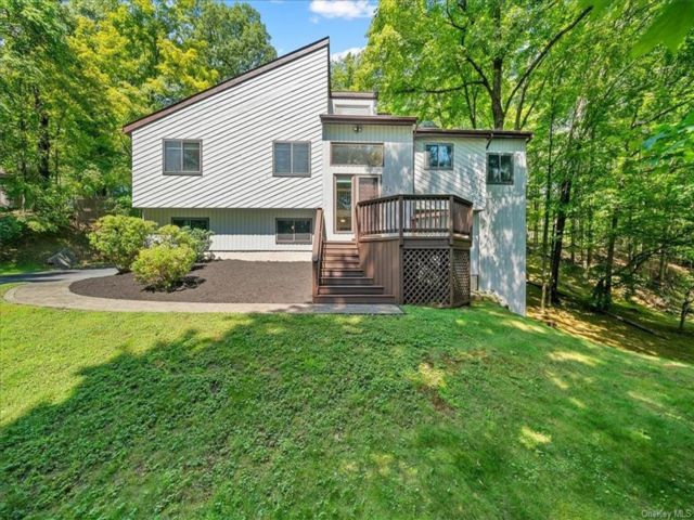  4 BR,  4.00 BTH &nbsp;Contemporary style home in Cortlandt