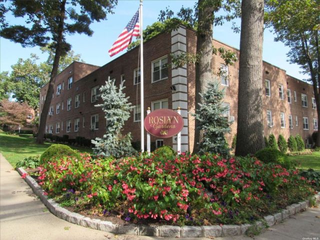  1 BR,  1.00 BTH &nbsp;Other style home in Roslyn Heights