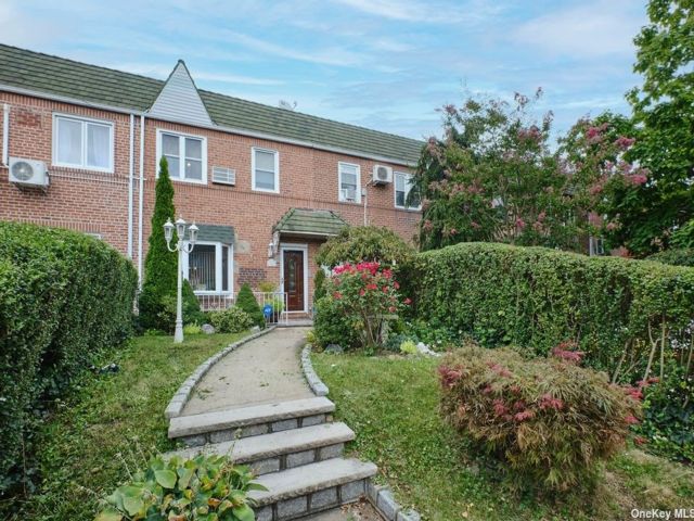  3 BR,  2.00 BTH &nbsp;Townhouse style home in Middle Village