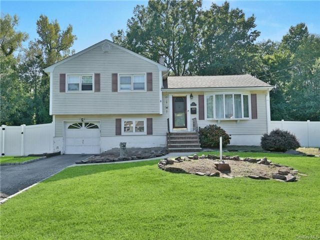  4 BR,  3.00 BTH &nbsp;Split level style home in Orangetown