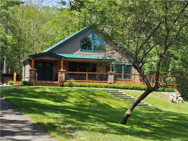  3 BR,  2.00 BTH &nbsp;Mini estate style home in Mamakating