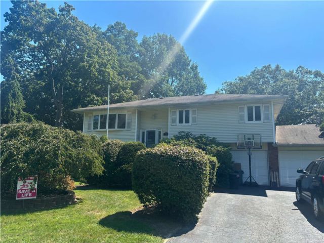  5 BR,  3.00 BTH &nbsp;Hi ranch style home in Islip Terrace