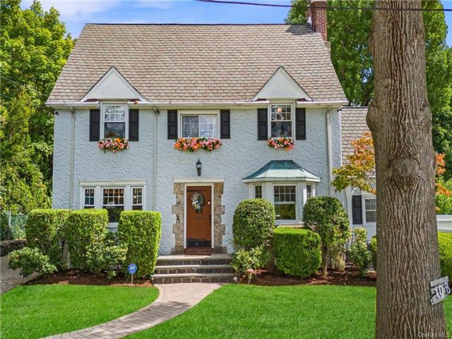  3 BR,  3.00 BTH &nbsp;Colonial style home in Yonkers