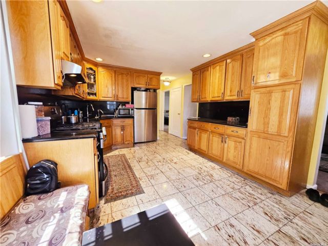  5 BR,  3.00 BTH &nbsp;Colonial style home in Glen Oaks