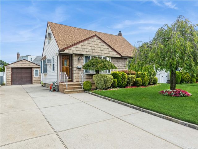  3 BR,  1.00 BTH &nbsp;Cape cod style home in Franklin Square