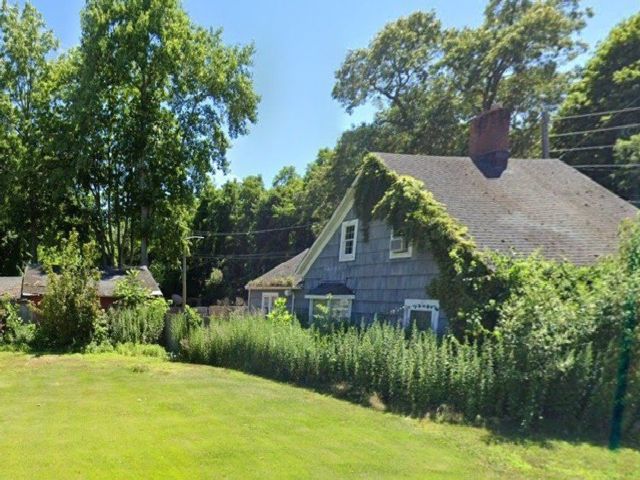 Lot <b>Size:</b> 311x490 &nbsp;Land style home in Manorville