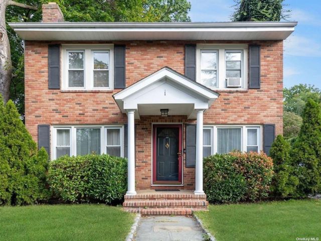  4 BR,  3.00 BTH &nbsp;Colonial style home in Glenwood Landing