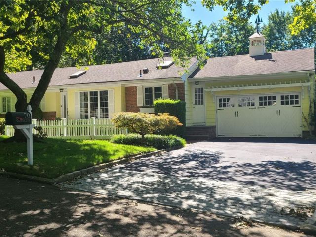  3 BR,  3.00 BTH &nbsp;Exp ranch style home in Cold Spring Harbor