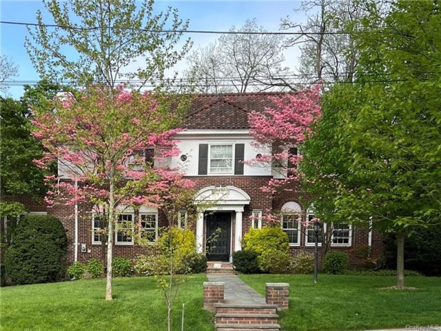  4 BR,  4.00 BTH &nbsp;Colonial style home in Pelham