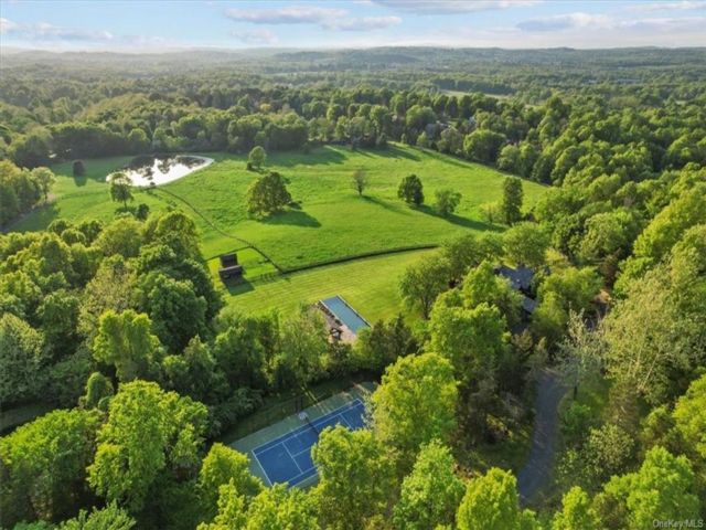  4 BR,  5.00 BTH &nbsp;Log style home in Washingtonville