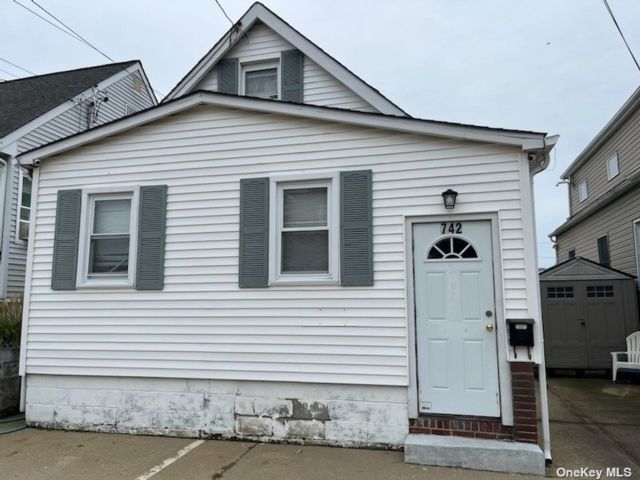 [Lindenhurst Real Estate, listing number 2480436]