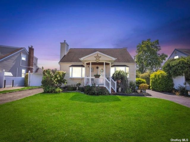  2 BR,  2.00 BTH &nbsp;Cape cod style home in Levittown