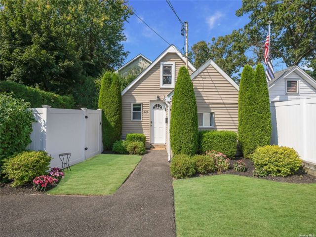  2 BR,  1.00 BTH &nbsp;Bungalow style home in West Islip