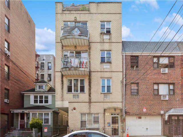  2 BR,  2.00 BTH &nbsp;Condo style home in Elmhurst